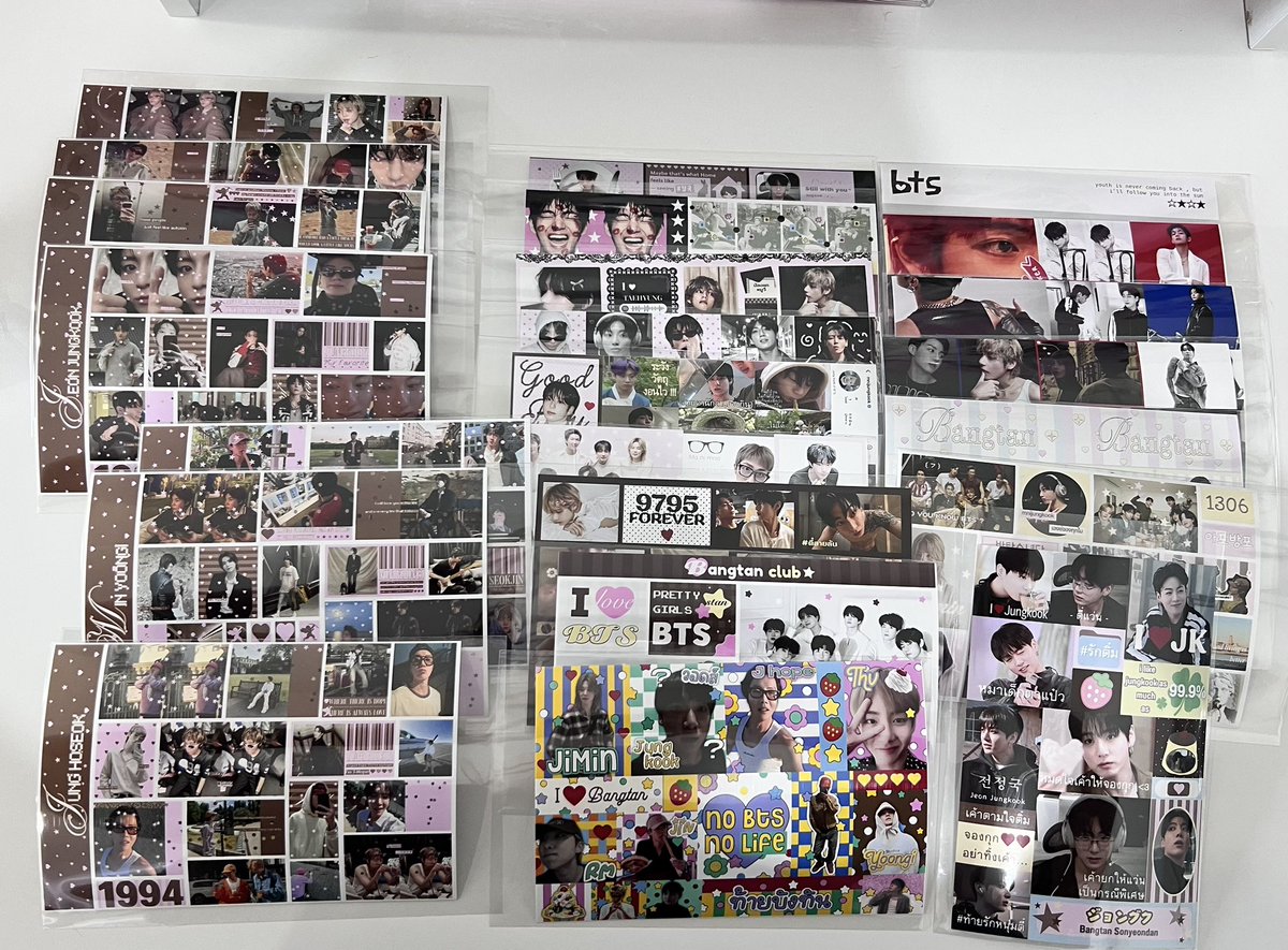 babybobakookoo's tweet photo. มีงานใครบ้างๆๆๆๆ จริงๆมีอีกวางบนโต๊ะไม่พอคั้บ 
แต่น่ารักทุกอันเลยน้า 🙏🏻🙏🏻ขอบคุณอาร์มี่ที่ทำ artwork น่ารักๆมาแจกกันน้า ฟินคั้บๆๆๆ🫠🫠🫠 ถ้ามีอีกเดี๋ยวไปปริ้นอีก555252525252525 https://t.co/hD8kD0SQDC