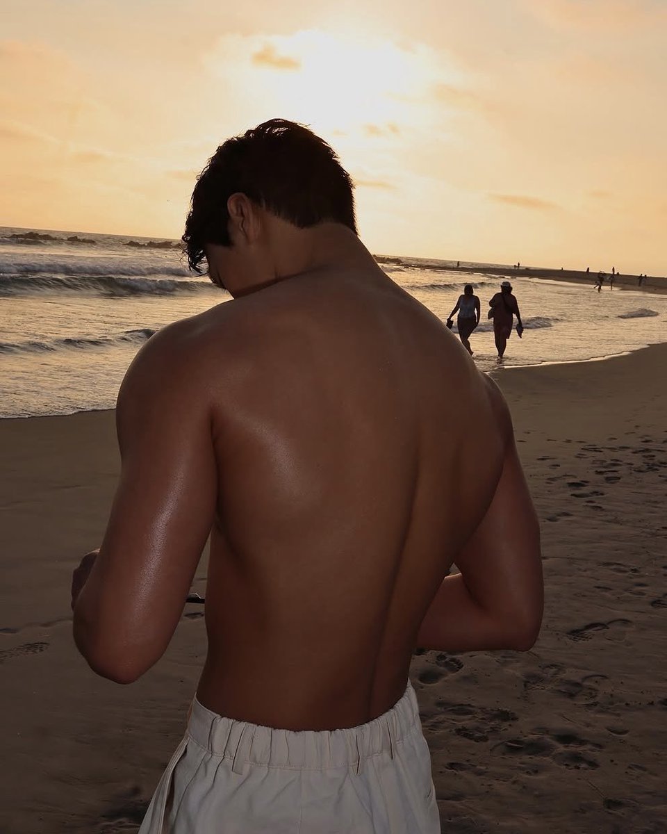 evrthrea's tweet photo. choi san     🤝      tanned skin
     
 the most beautiful concept https://t.co/DZZpXla6jP