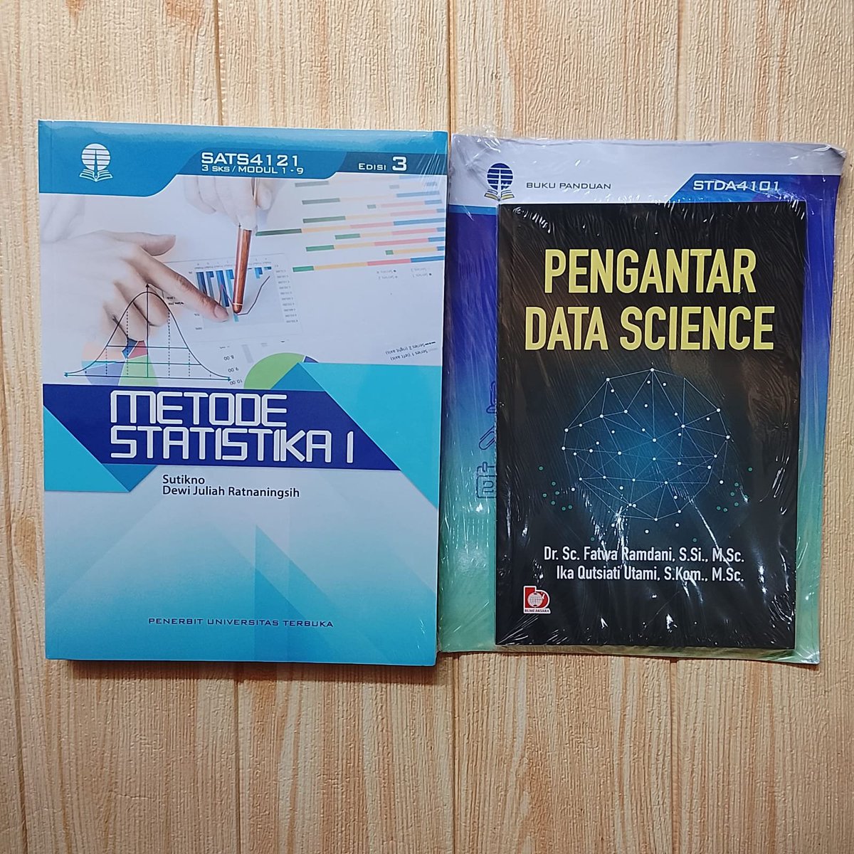 eLAmaravati's tweet photo. 📚 BOOKMAIL AGUSTUS 2026 PART 1

Yeay, buku-buku modul UT udah nyampe. Kata Aksa kovernya jelek enggak kayak kover buku pelajaran dia. 🤣

Anyway, tadi udah baca-baca dikit modul Pengantar Data Science. Love it!