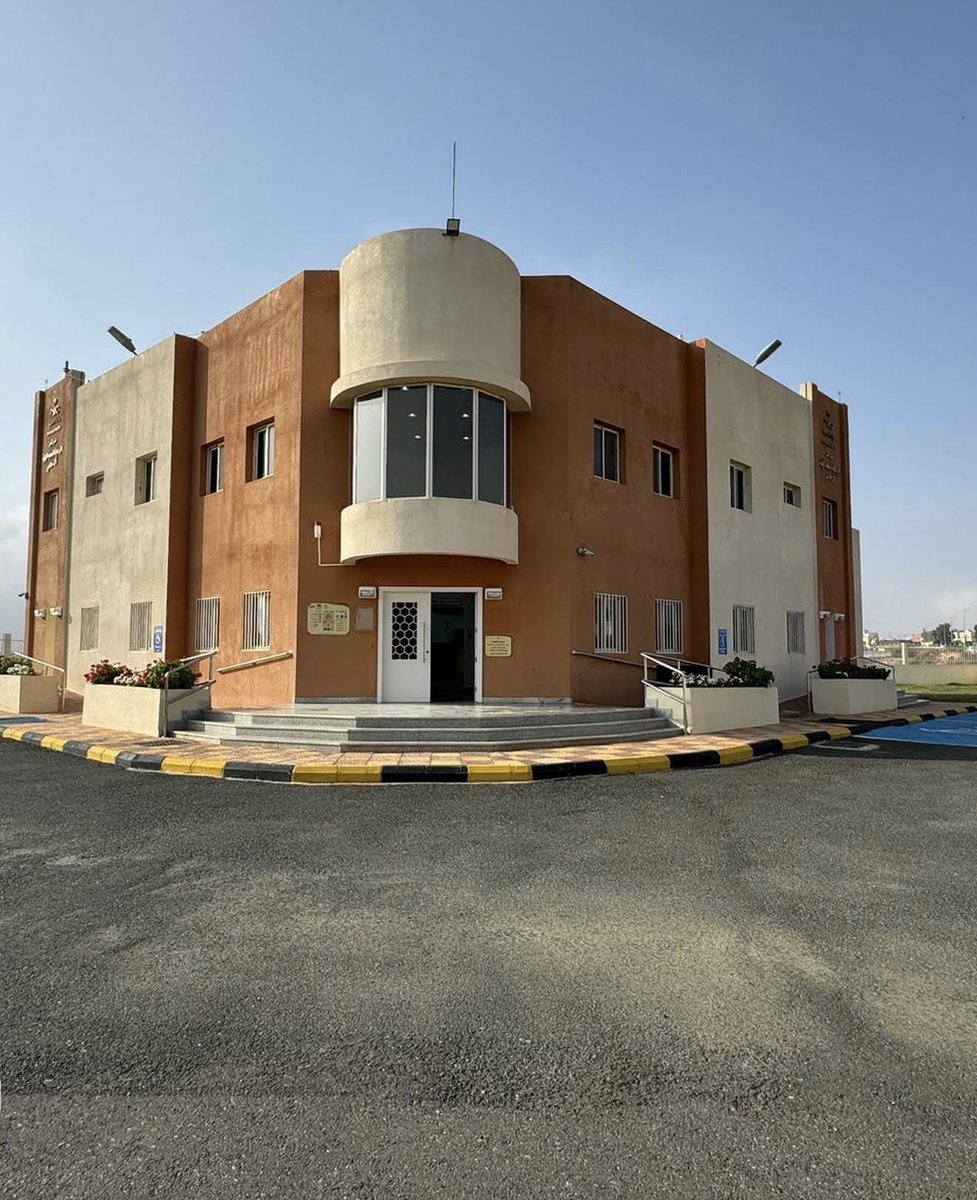 saud_44488's tweet photo. #منطقة_عسير 
#تجمع_عسير_الصحي 

تعرضت لعارض صحي استدعى مراجعتي لمركز صحي آل حلامي، التابع لتجمع عسير الصحي، وكانت تجربة تستحق الإشادة، لما لمسته من جودة في الخدمة وحسن في التعامل، بما يعكس التطور الكبير الذي تشهده خدمات وزارة الصحة في المملكة.

بدأت رحلتي من موظف الاستقبال الذي استقبلني بكل ترحيب واحترام، ثم سارت إجراءات التسجيل وقياس المؤشرات الحيوية بكل سرعة وتنظيم، قبل أن أدخل إلى العيادة دون تأخير.

كما أتقدم بخالص الشكر والتقدير للدكتورة خلود عبدالرحمن القحطاني، التي تعاملت بمهنية عالية واهتمام كبير، حيث استمعت إلى جميع تفاصيل حالتي الصحية، وأجرت تشخيصاً دقيقاً، وقدمت التوجيهات الطبية بكل احترافية وإنسانية.

وبناءً على التشخيص، تم توجيهي لتلقي العلاج الوريدي، حيث وجدت عناية فائقة واهتماماً من الطاقم التمريضي، الذي تعامل بكل احترافية ولطف، وحرص على متابعة حالتي حتى انتهاء العلاج، في صورة تعكس جودة الرعاية الصحية وتكامل العمل بين جميع أفراد الفريق الطبي.

ولا يسعني في الختام إلا أن أتقدم بجزيل الشكر والعرفان لجميع أبطال الصحة، من أطباء، وممرضين، وفنيين، وإداريين، ورجال الأمن، وعمال الخدمات، وكل من يعمل بصمت وإخلاص لخدمة المرضى. أنتم مصدر فخر، وجهودكم محل تقدير، وأسأل الله أن يبارك في أعمالكم، وأن يديم على وطننا نعمة الصحة والعافية، وأن يحفظ قيادتنا الرشيدة التي أولت القطاع الصحي اهتماماً كبيراً حتى أصبح نموذجاً يُحتذى به في جودة الخدمات والرعاية.