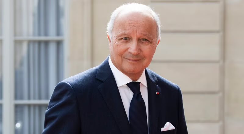 Guigz75116's tweet photo. Laurent Fabius, on l’appelle « le cumulator» dans le milieu.

Il a liquidé sa pension de maître des requêtes au Conseil d’État à 50 ans.
Pile au moment où d’autres devaient encore cotiser pendant 14 ans.

Puis il a enchaîné les annuités : • 27 ans de député
• 3 ans de député européen
• 5 ans de maire
• 13 ans de conseiller départemental

Estimation : environ 4 000 € (Conseil d’État) + 6 000 à 6 500 € (député) + 1 000 € (européen) + quelques centaines d’euros (locaux).

Résultat pendant ses neuf ans à la présidence du Conseil constitutionnel :
15 000 € de traitement + 11 000 à 12 000 € de pensions soit la bagatelle de 26 000 et 27 000 € par mois.

Sans plafond.

Le même qui a validé le report de l’âge légal à 64 ans.

Le même qui a construit une carrière entière sur l’empilement de postes, d’indemnités et de droits à retraite.

Est ce légale : oui 

Mais pour le commun des mortels non. 

Exemplaire ? On n’en parlera même pas.

Dans la catégorie « ceux qui prêchent la vertu budgétaire et liquidant leur propre retraite à 50 ans », Fabius reste imbattable.

C’est un model dans son genre.

Chapeau l’artiste.

Le système a de beaux restes pour certains.​​​​​​​​​​​​​​​​​​​​​​​​​​​​​​​​​​​​​​​​​​​​​​​​​​

Mesdames Messieurs au suivant 🤣