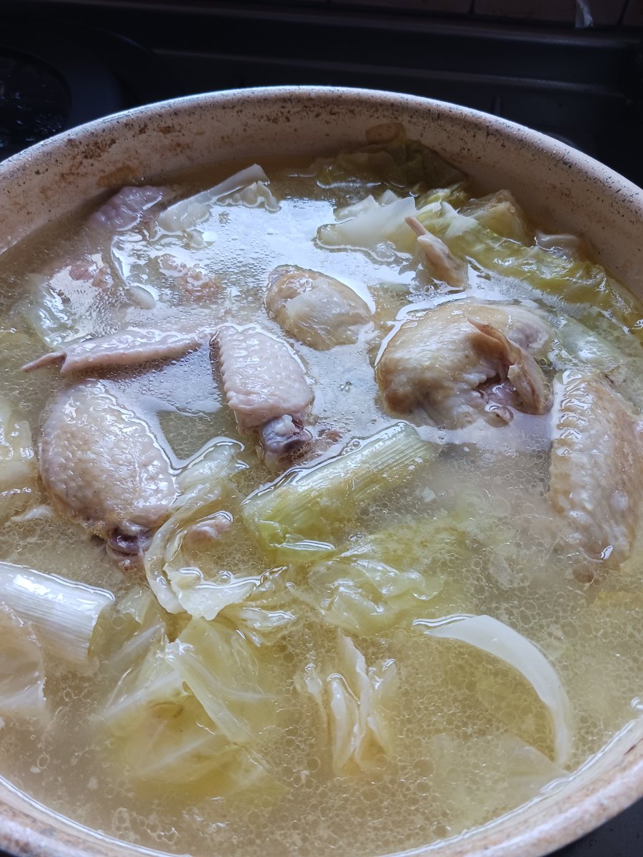 wero4170's tweet photo. 完成しました
水炊きなので、調味料は少しの塩と酒だけなのに、深い鶏の出汁が効いてて
ポン酢で食ったら、野菜の甘さと鶏の味がしっかり出てました( ´ ꒳ ` )ﾉ https://t.co/6ATSuRVmon