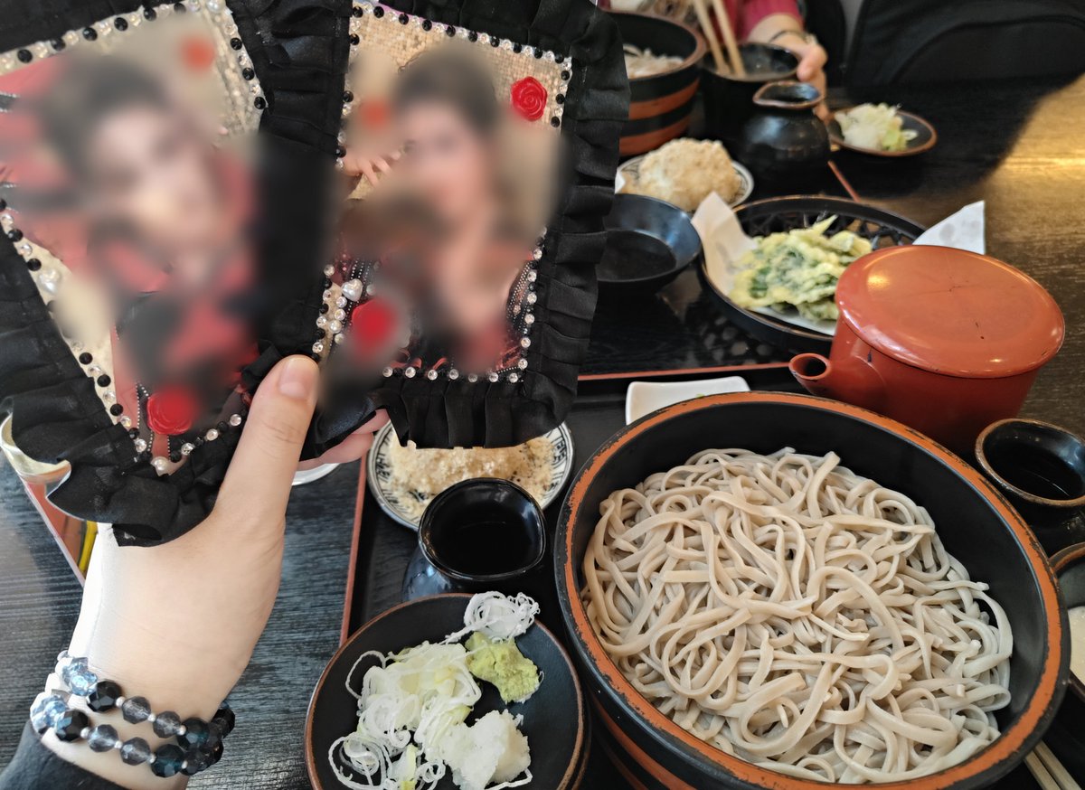 emily1204's tweet photo. 昨日の私「明日有給なのに休める未来が見えない」
今日の私「（昨日ザンギョーして最低限終わらせてきたけど）なんとか休んでるけど明日地獄」
だけどそばが美味しいです。 https://t.co/XFcGlW8LsX