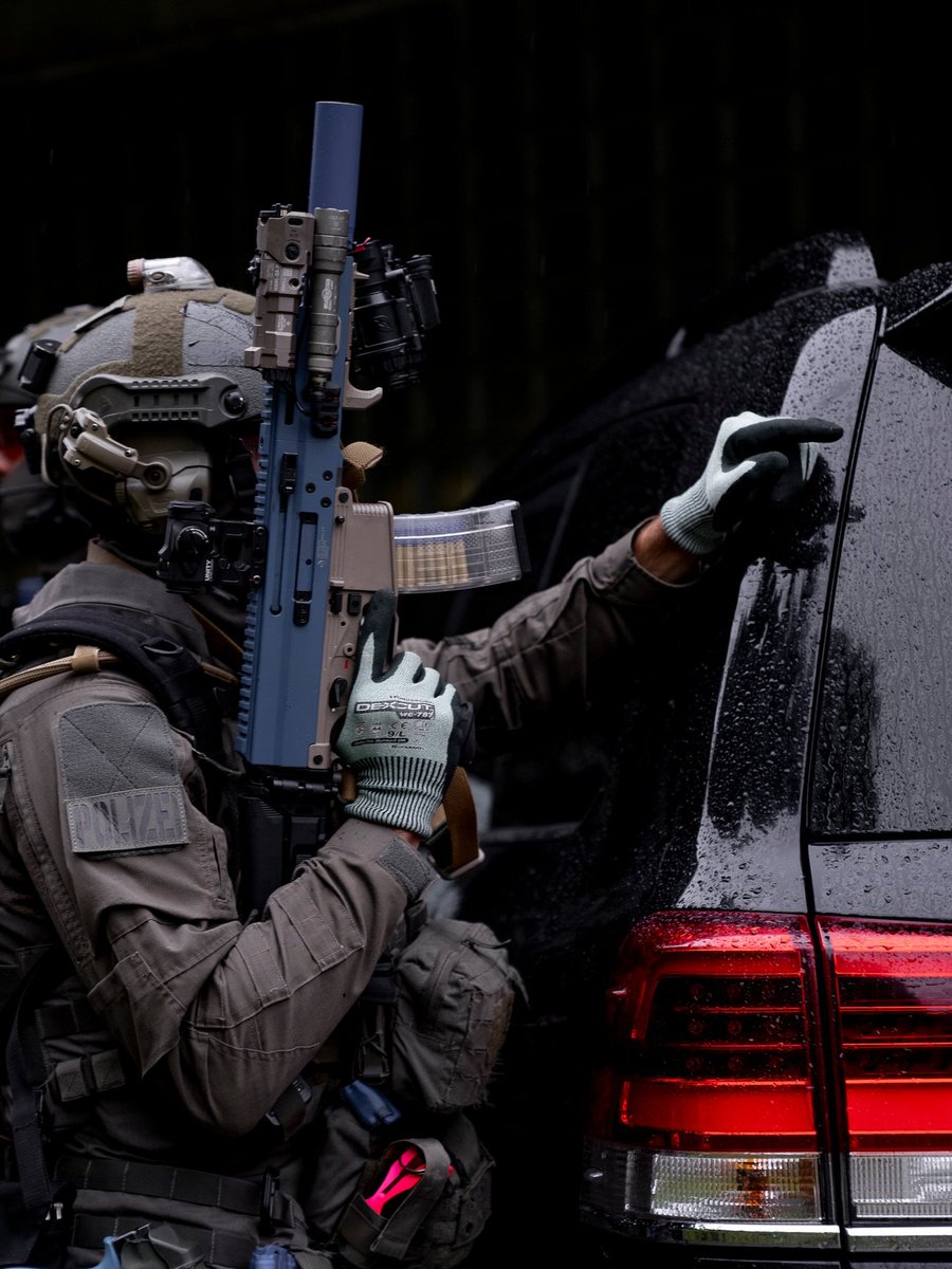 tacticalporn's tweet photo. Unidad Especial, Cantón de🇨🇭San Galo

🚩B&amp;T APC .300BLK con:
-🎯Aimpoint Micro T2 + montura Unity
- Laser BE Meyers MAWL DA
-🔦Surefire M600
- Cargadores Lancer L5AWM
- Kit Fx/Sim

🚩🪖Ulbrichts F1000H con:
- BNVD Theon NYX
-🎧OpsCore AMP
- Strobo S&amp;S Manta

🚩Chaleco Mehler https://t.co/fPPFkr1sIZ