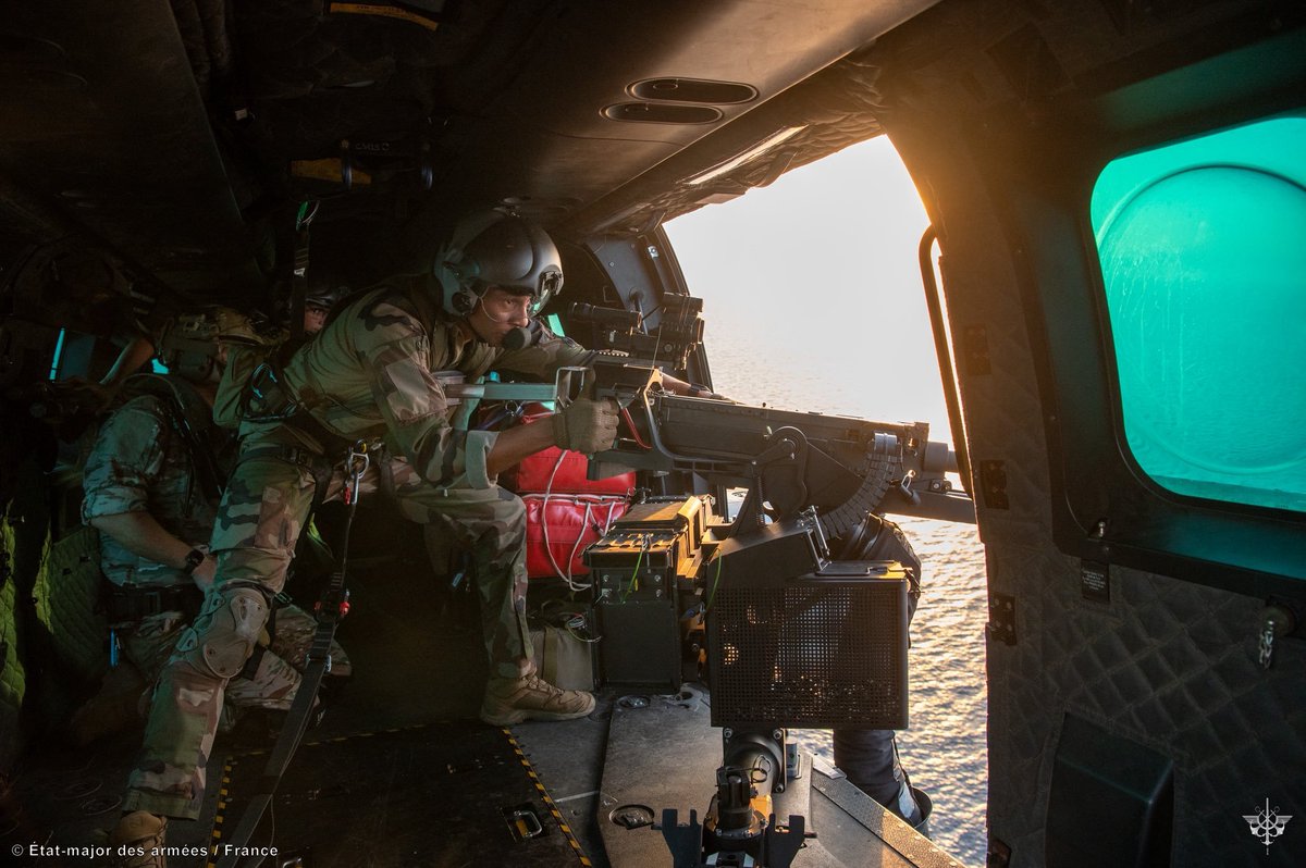top_force's tweet photo. 🚁🇫🇷 #H225M #Caracal #AAE @Armee_de_lair #MOS
Un canon de 20 mm SH20 @KNDS_France, une mitrailleuse lourde M3M 12.7 @FNHerstalUK https://t.co/t9OeCTamZK