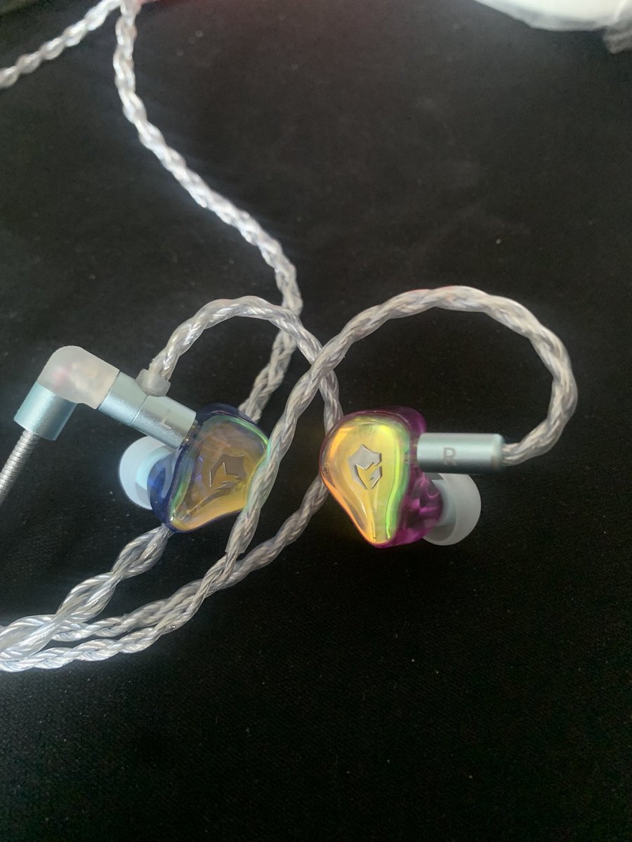 laojinlovenip's tweet photo. My new‑gaming earbuds by @EPZ_official G30 is so good👍 https://t.co/Hpjr8RPQ17