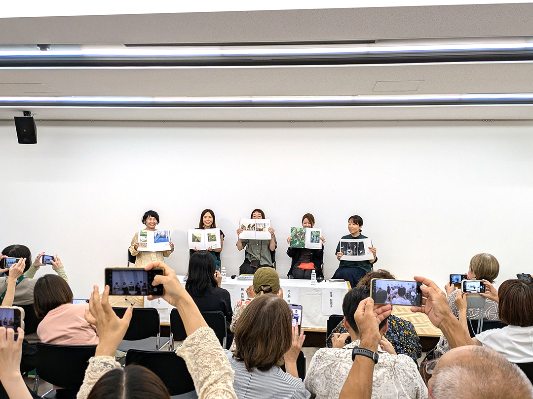 ehonkan's tweet photo. トークイベント「2026ボローニャ展入選者にきく」に行ってきました。
楓真知子さん、うめだよしのさん、小野寺美帆さん、木ノ瀬滉さん、寺澤智恵子さんの5名がお話されました。
原画展は8月16日まで開催中。
楓真知子さんの受賞作品は5点展示されています。

#楓真知子
#板橋区立美術館
#ボローニャ展 https://t.co/bgdpcLfPIp