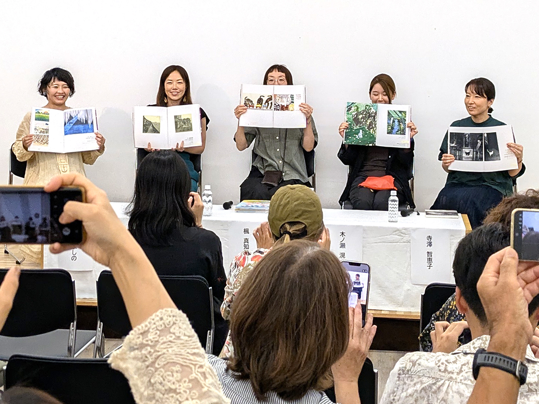 ehonkan's tweet photo. トークイベント「2026ボローニャ展入選者にきく」に行ってきました。
楓真知子さん、うめだよしのさん、小野寺美帆さん、木ノ瀬滉さん、寺澤智恵子さんの5名がお話されました。
原画展は8月16日まで開催中。
楓真知子さんの受賞作品は5点展示されています。

#楓真知子
#板橋区立美術館
#ボローニャ展 https://t.co/bgdpcLfPIp
