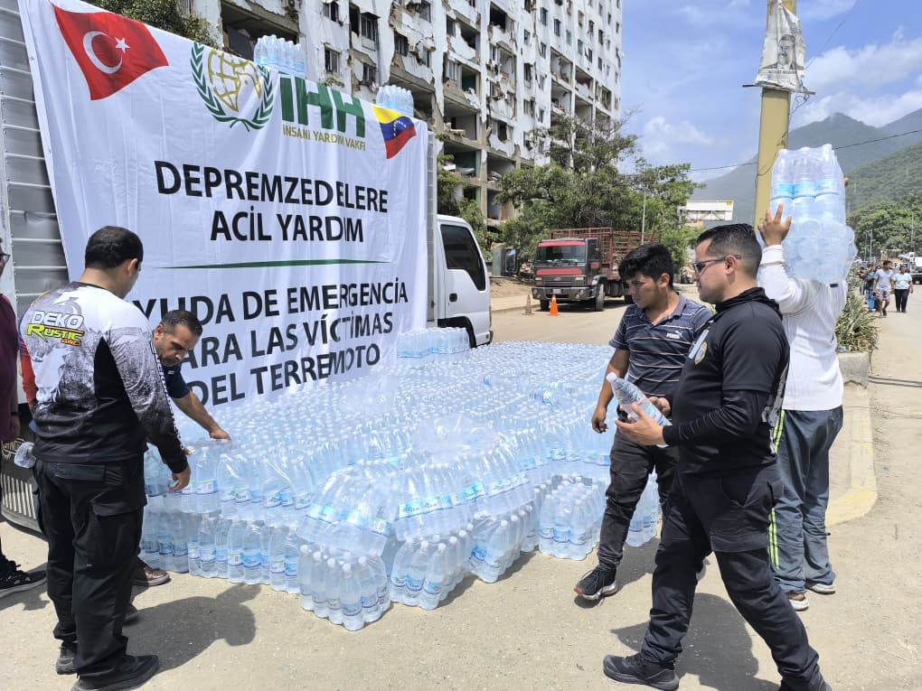 ihhinsaniyardim's tweet photo. 🇻🇪 Venezuela’da yaşanan yıkıcı depremlerin ardından afetzede ailelerimize yönelik insani yardım çalışmalarımız aralıksız devam ediyor.

Su sıkıntısı yaşanan bölgede temiz içme sularını ihtiyaç sahiplerine ulaştırırken, Venezuela halkının yaralarını birlikte sarmayı sürdürüyoruz.

Siz de destek olmak için;
📨 ACİL yazıp 4072'ye SMS göndererek 240 TL bağışta bulunabilirsiniz.
🌐 Bağış: https://t.co/IrT8Yv7b2r

İnsan Hak ve Hürriyetleri ve İnsani Yardım Vakfı
TR66 0001 0004 8802 1249 9450 07
Açıklama: 20849