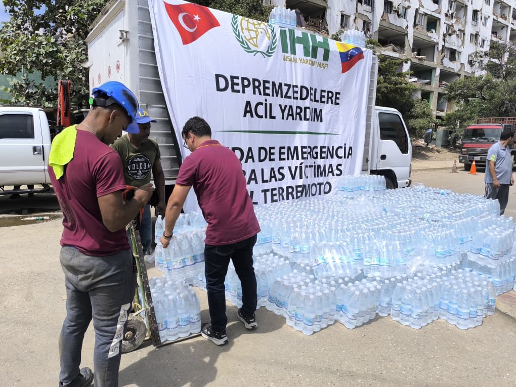 ihhinsaniyardim's tweet photo. 🇻🇪 Venezuela’da yaşanan yıkıcı depremlerin ardından afetzede ailelerimize yönelik insani yardım çalışmalarımız aralıksız devam ediyor.

Su sıkıntısı yaşanan bölgede temiz içme sularını ihtiyaç sahiplerine ulaştırırken, Venezuela halkının yaralarını birlikte sarmayı sürdürüyoruz.

Siz de destek olmak için;
📨 ACİL yazıp 4072'ye SMS göndererek 240 TL bağışta bulunabilirsiniz.
🌐 Bağış: https://t.co/IrT8Yv7b2r

İnsan Hak ve Hürriyetleri ve İnsani Yardım Vakfı
TR66 0001 0004 8802 1249 9450 07
Açıklama: 20849