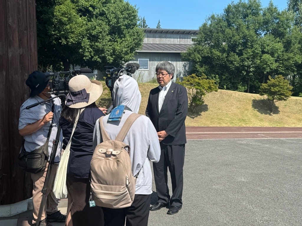 miyotamayor's tweet photo. 御代田町トイレトラックと佐久水道企業団給水車の協調派遣隊が本日14:00、熊本県八代市に向けて出発しました。佐久地域の自治体の結束がこのように形となったことがありがたいと思います。企業団の企業長を務める柳田清二佐久市長にもお越しいただき激励していただきました。 https://t.co/JUV5OWHci4