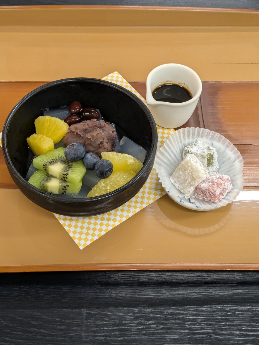 hiroba_organic's tweet photo. 健康のために「からだを冷やさないこと」をおすすめします。

「寒天が美味しい！」と評判の「あんみつ」は、有機ビーツやよもぎ粉で色づけした求肥も手作りしてます。
クレヨンハウスオーガニックレストランのティータイムへ、ぜひ味わいにお越しください。 https://t.co/fioyBcez8B