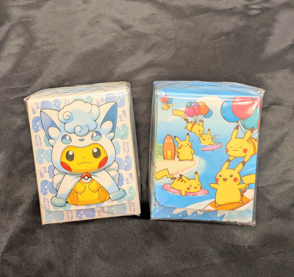 mdk_utu_card's tweet photo. 【✩まんだらけ宇都宮店カード入荷情報✩】

ポンチョを着たピカチュウ【アローラロコン/ロコンVer.】
そらをとぶピカチュウ
デッキケース 入荷しました🌟

通販は8/6(木)18時〜販売開始です💭

#ポケモンカード
#ポケモンカードゲーム
#Pokémon #PokemonCards 
#まんだらけ宇都宮店 https://t.co/XDbcpWJkHw