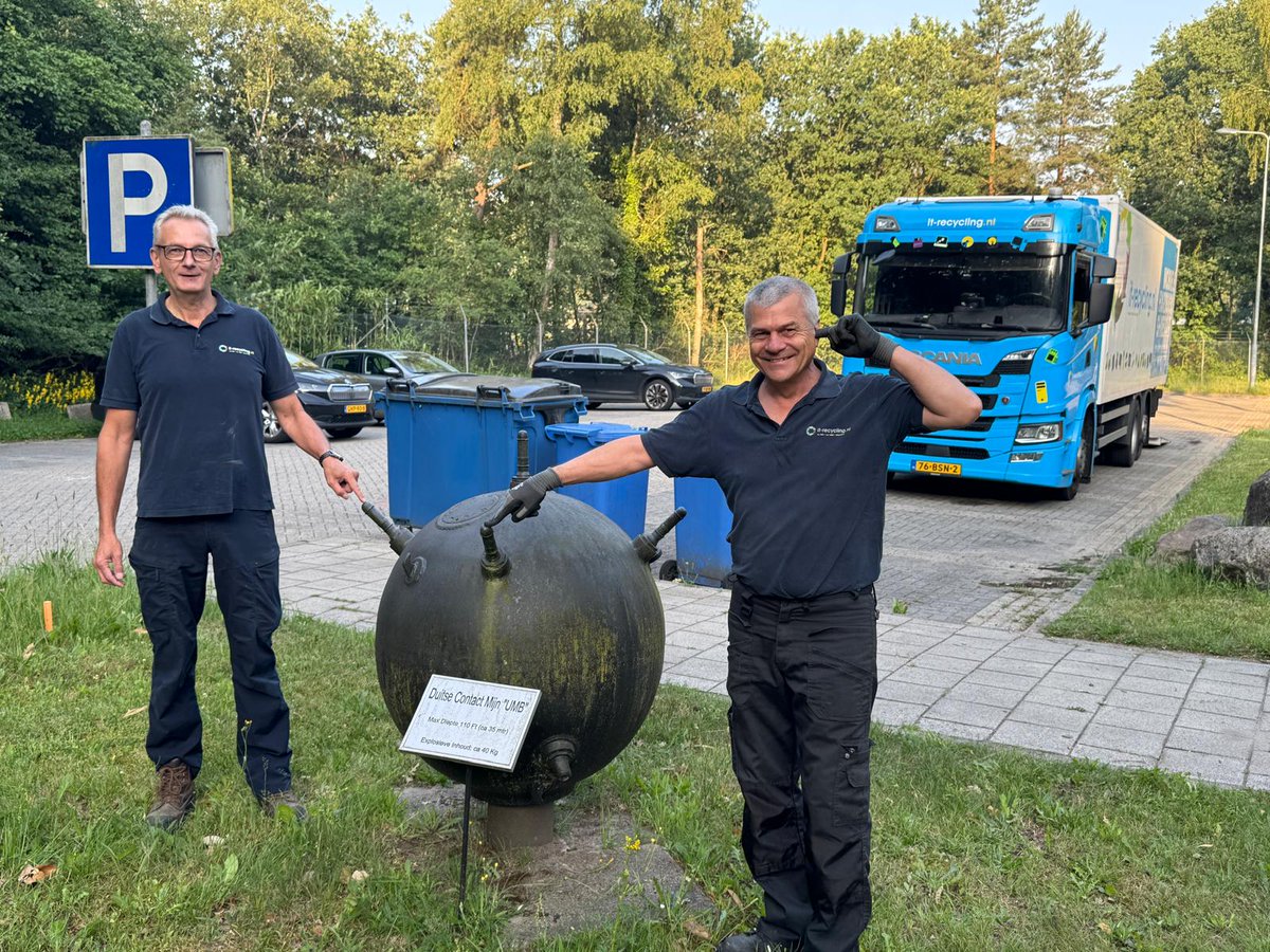it_recycling's tweet photo. Ook een vorm van vernietiging. Alleen iets minder gecontroleerd.

Vernietigen kan iedereen. Aantoonbaar en verantwoord vernietigen, dat is een vak.

Wat is het meest onverwachte dat jullie ooit zijn tegengekomen bij het opruimen van oude IT? https://t.co/dPllfVvp8G