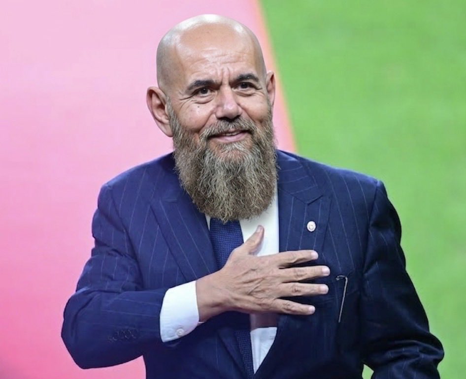 atavratpitbull's tweet photo. Dursun Demirbilek. Kişisel serveti 50 milyar dolar. Koç Holding'in toplam serveti 5 milyar dolar. Bu adam kendini zengin sananlara sadaka verir. Fanatik Galatasaraylı, öyle ki sırtında bile büyük Aslan dövmesi var. Tek olumsuz yanı ikna olmaması https://t.co/eXjVRtQCwH
