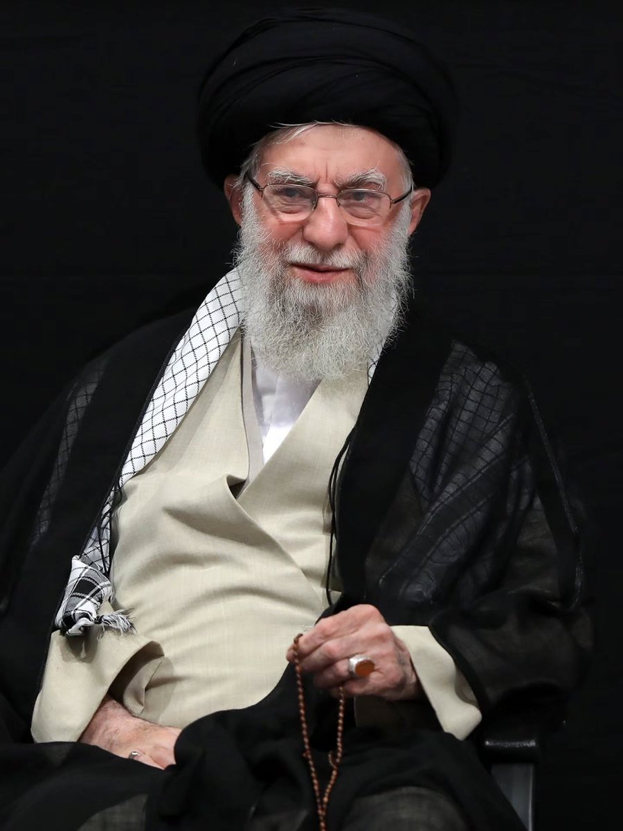 Qaed_ed's tweet photo. آخرین اربعینی که بین ما بود..

#امام_شهید https://t.co/dLGMAcR0Bk