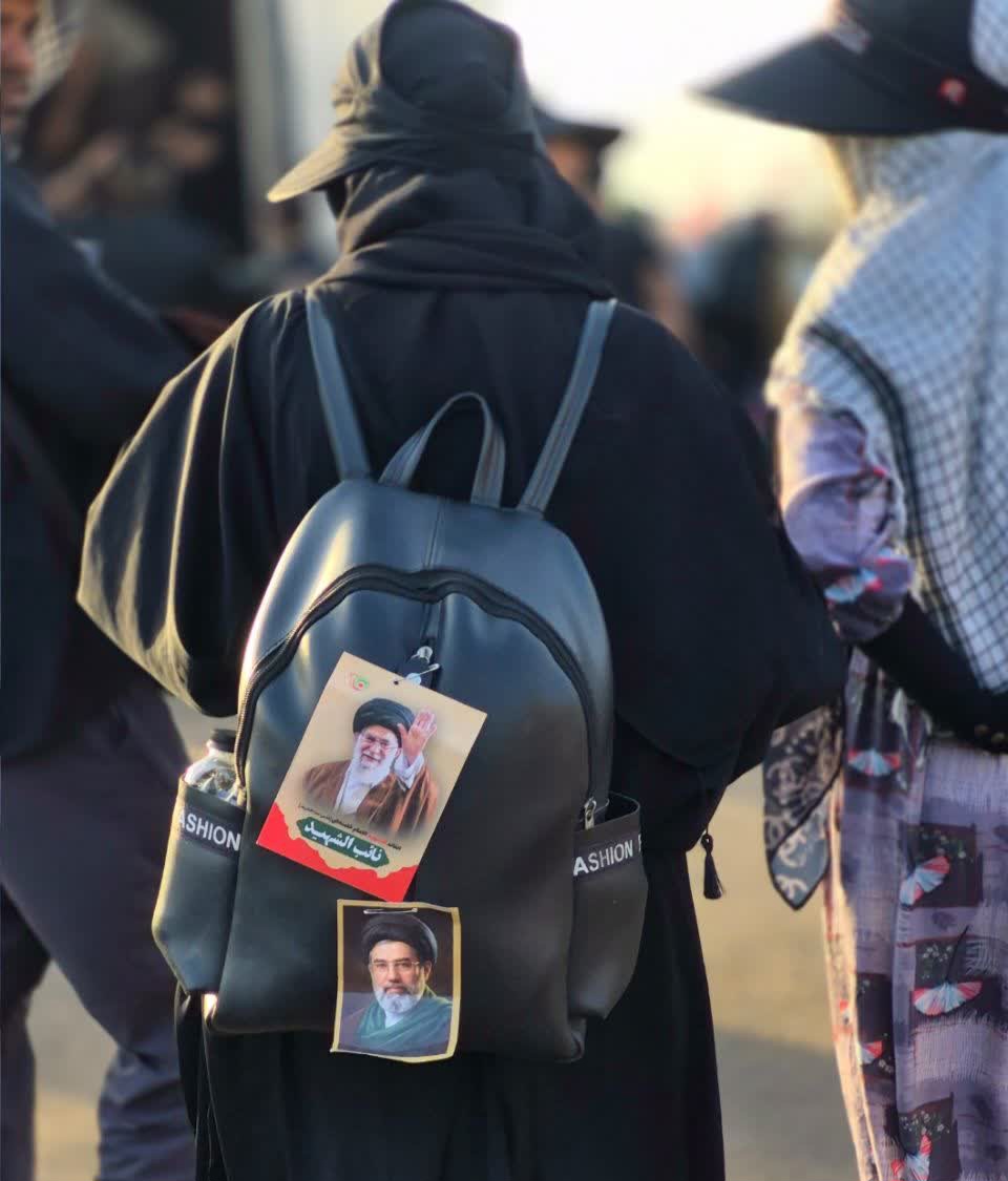 HashamiMasomeh's tweet photo. نه تنها بر روی کوله ها و کیف ها بلکه در جای جای مسیر مشایه و در کنار موکب ها عکس رهبر شهیدمان چشم ها را به خود خیره و داغ دل هارا تازه میکند.
#یا_لثارات_الحسین
#روایت_مقاومت https://t.co/84CC433YrH
