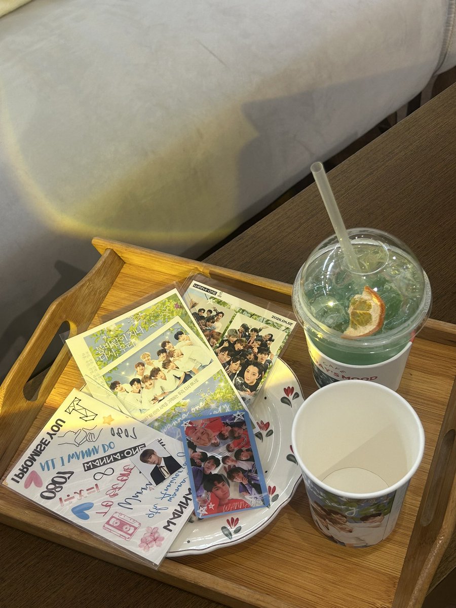 sdnj1416's tweet photo. 짬내서 다녀온 워너원 생카
이쁜 사진이 가득하고 손거울도 받았다:)
#카페오늘의기분 #워너원 https://t.co/bcrqAh9K8O