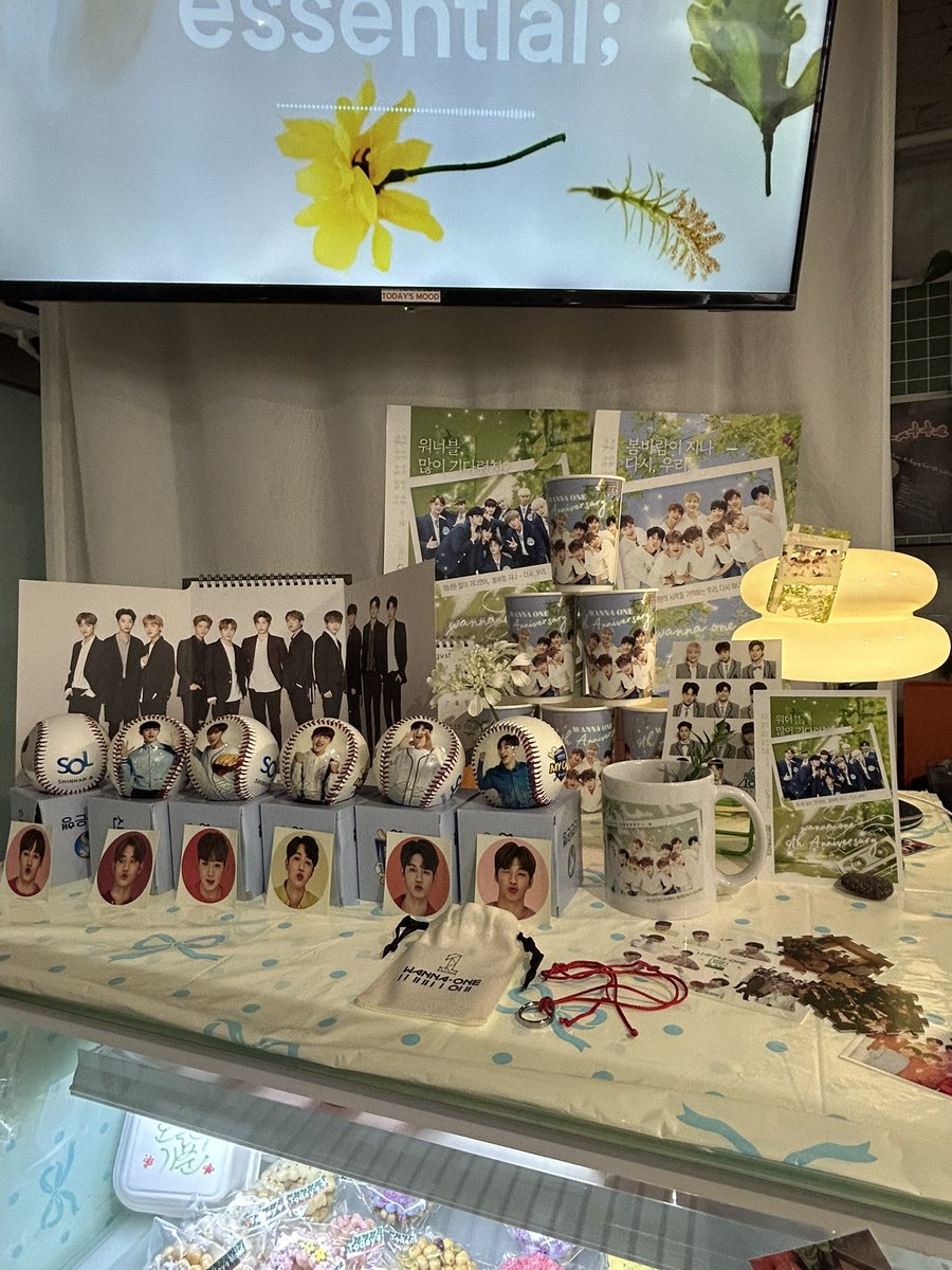 sdnj1416's tweet photo. 짬내서 다녀온 워너원 생카
이쁜 사진이 가득하고 손거울도 받았다:)
#카페오늘의기분 #워너원 https://t.co/bcrqAh9K8O