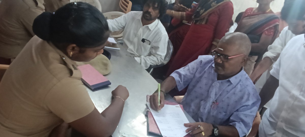 SenthilBA22's tweet photo. தலைவர் உதயநிதி ஸ்டாலின் அவர்களை கைது செய்த tvk அரசை கண்டித்து முன்னாள் அமைச்சரும் மாவட்ட கழக செயலாளருமான  அண்ணன் தா.மோ. அன்பரசன் அவர்களின் தலைமையில் சாலை மறியலில் ஈடுபட்டோம். பிறகு அனைவரையும் காவல்துறையினர் கைது செய்து அறிஞர் அண்ணா திருமண மண்டபத்தில் அடைத்து வைக்கப்பட்டுள்ளோம். https://t.co/F3ZmTap6we