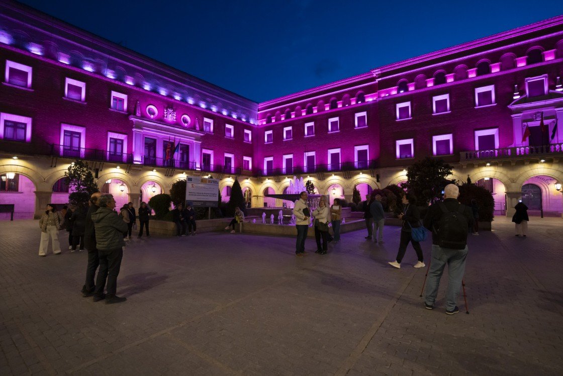 grupoetra's tweet photo. Teruel estrena una nueva forma de sentir su patrimonio. 🏰✨
#GRUPOETRA inauguró la espectacular renovación lumínica y sonora de la Plaza San Juan. El sistema sincroniza #lucesLED con sonido dinámico para crear eventos únicos, asegurando además un ahorro del 40% en el consumo.⚡ https://t.co/74UZO0cOxy