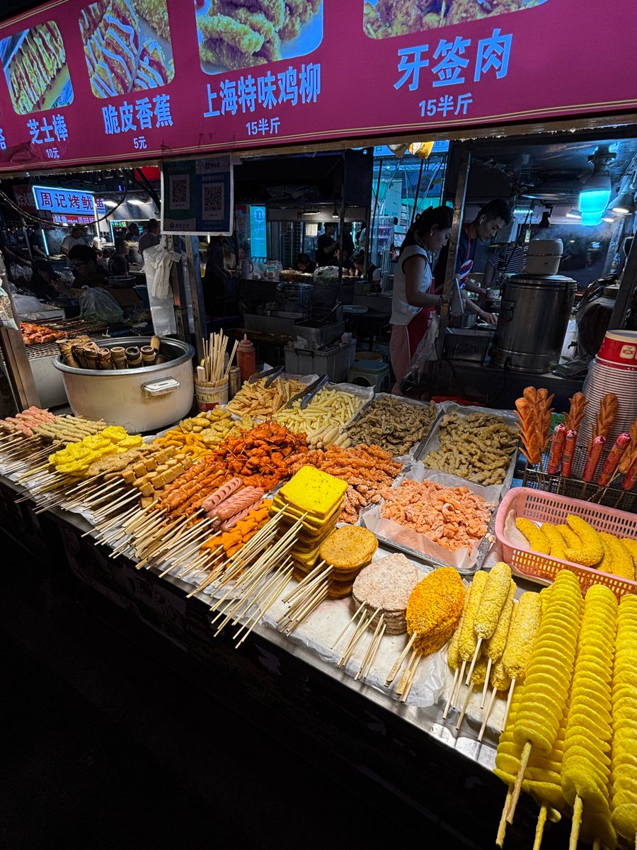 FifiGonsam's tweet photo. Late-night snack life hits different  Crispy fried skewers, cold noodles and icy soda to beat the city heat—nothing beats these on-street treats after a tiring day! https://t.co/ffLoqt5KSB