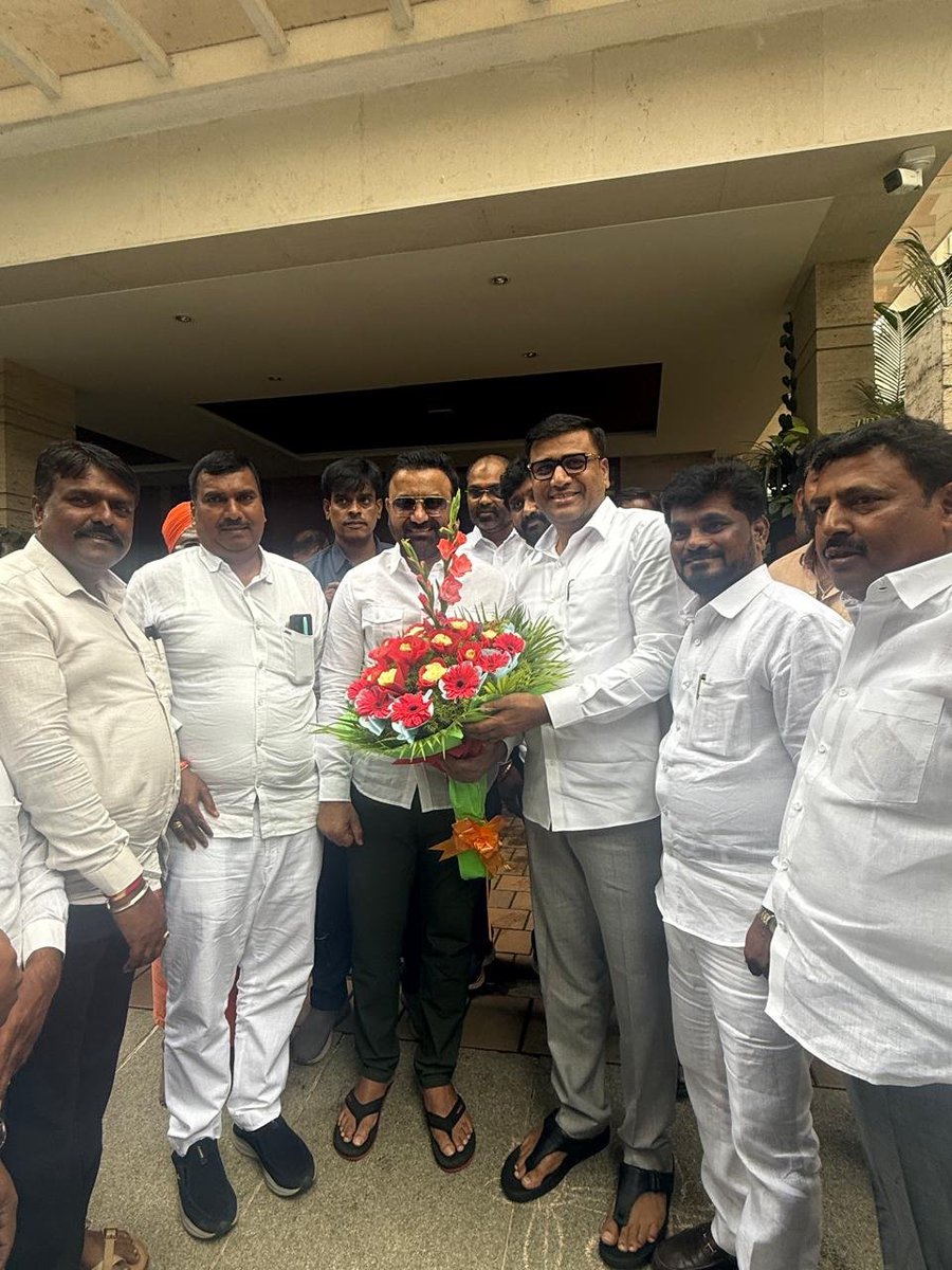 BheemaNaikINC's tweet photo. ಆತ್ಮೀಯರು, ಕರ್ನಾಟಕ ಸರ್ಕಾರದ ನೂತನ ಸಚಿವರಾಗಿ ಅಧಿಕಾರ ಸ್ವೀಕರಿಸಿದ ನನ್ನ ರಾಜಕೀಯ ಗುರುಗಳು ಹಾಗೂ ಮಾರ್ಗದರ್ಶಕರಾದ ಮಾನ್ಯ ಶ್ರೀ ಸಂತೋಷ್ ಎಸ್. ಲಾಡ್ ದಾದಾ ಅವರನ್ನು ಇಂದು ಆತ್ಮೀಯವಾಗಿ ಭೇಟಿ ಮಾಡಿ, ಹೂಗುಚ್ಛ ನೀಡುವ ಮೂಲಕ ಹೃತ್ಪೂರ್ವಕ ಶುಭಾಶಯಗಳನ್ನು ಕೊರಲಾಯಿತು. https://t.co/rzP0EUwT46