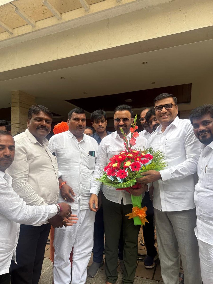 BheemaNaikINC's tweet photo. ಆತ್ಮೀಯರು, ಕರ್ನಾಟಕ ಸರ್ಕಾರದ ನೂತನ ಸಚಿವರಾಗಿ ಅಧಿಕಾರ ಸ್ವೀಕರಿಸಿದ ನನ್ನ ರಾಜಕೀಯ ಗುರುಗಳು ಹಾಗೂ ಮಾರ್ಗದರ್ಶಕರಾದ ಮಾನ್ಯ ಶ್ರೀ ಸಂತೋಷ್ ಎಸ್. ಲಾಡ್ ದಾದಾ ಅವರನ್ನು ಇಂದು ಆತ್ಮೀಯವಾಗಿ ಭೇಟಿ ಮಾಡಿ, ಹೂಗುಚ್ಛ ನೀಡುವ ಮೂಲಕ ಹೃತ್ಪೂರ್ವಕ ಶುಭಾಶಯಗಳನ್ನು ಕೊರಲಾಯಿತು. https://t.co/rzP0EUwT46