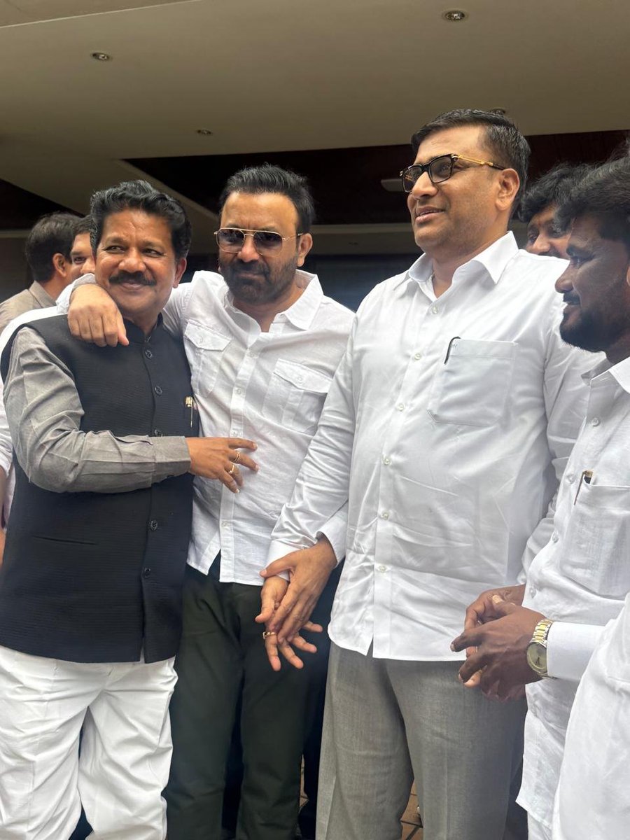 BheemaNaikINC's tweet photo. ಆತ್ಮೀಯರು, ಕರ್ನಾಟಕ ಸರ್ಕಾರದ ನೂತನ ಸಚಿವರಾಗಿ ಅಧಿಕಾರ ಸ್ವೀಕರಿಸಿದ ನನ್ನ ರಾಜಕೀಯ ಗುರುಗಳು ಹಾಗೂ ಮಾರ್ಗದರ್ಶಕರಾದ ಮಾನ್ಯ ಶ್ರೀ ಸಂತೋಷ್ ಎಸ್. ಲಾಡ್ ದಾದಾ ಅವರನ್ನು ಇಂದು ಆತ್ಮೀಯವಾಗಿ ಭೇಟಿ ಮಾಡಿ, ಹೂಗುಚ್ಛ ನೀಡುವ ಮೂಲಕ ಹೃತ್ಪೂರ್ವಕ ಶುಭಾಶಯಗಳನ್ನು ಕೊರಲಾಯಿತು. https://t.co/rzP0EUwT46