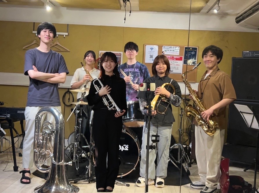 jonan_okuind's tweet photo. 【🥁 #OKUind まであと11日🎷】
​ギター・ベース・シンセ不在でもフュージョンがしたい！そんな"Super Soulful"なメンバーが贈るのは、『宝島』の和泉宏隆氏が手がけた8ビートのナンバー『Triumph』。吹奏楽とは一味違う爽やかな演奏をお楽しみください✨ https://t.co/mJGL6YVpyE