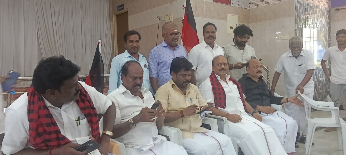 SenthilBA22's tweet photo. மாண்புமிகு தமிழ்நாடு எதிர்கட்சித் தலைவர் உதயநிதி ஸ்டாலின் அவர்களை கைது செய்த tvk அரசை கண்டித்து முன்னாள் அமைச்சரும் மாவட்ட கழக செயலாளருமான  அண்ணன் தா.மோ. அன்பரசன் அவர்களின் தலைமையில் சாலை மறியலில் ஈடுபட்டோம். பிறகு அனைவரையும் காவல்துறையினர் கைது https://t.co/1FxZx14TpD