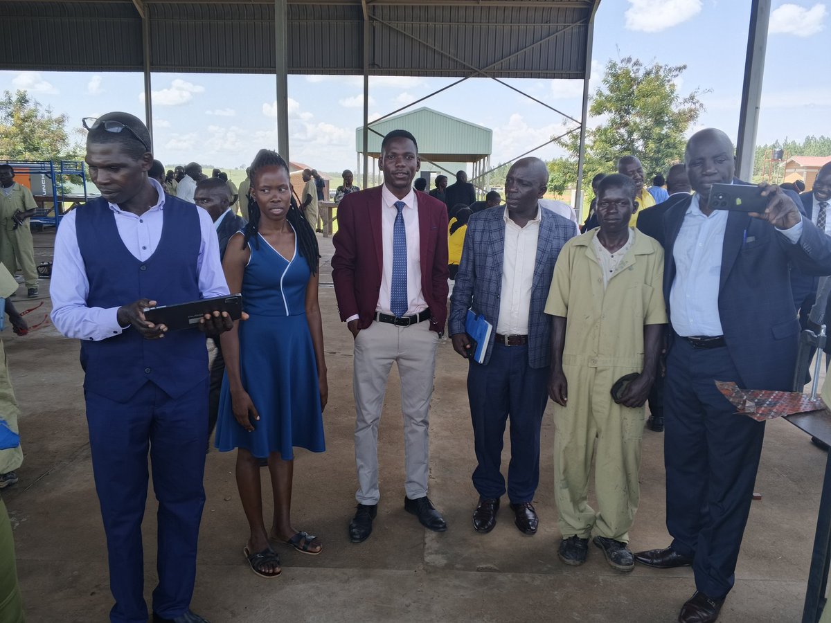 BuhinzaS55039's tweet photo. The Bunyoro Zonal Presidential Skilling Hub in Masindi is doing amazing work by offering the informal youth various skills that include carpentry, hair dressing, welding, building and construction, catering,shoe making etc.
I encourage all the youth to embrace this initiative . https://t.co/jnxO9teFJk