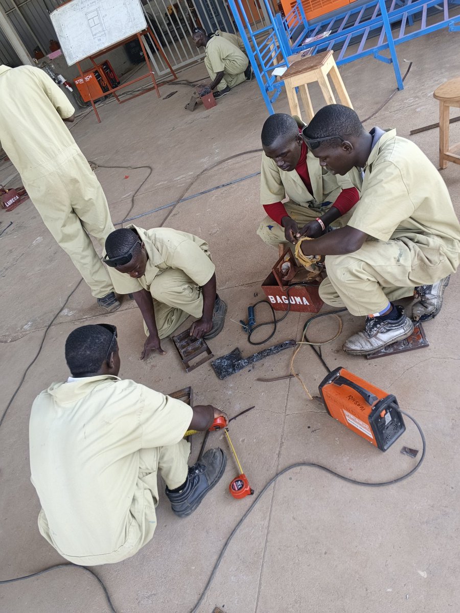 BuhinzaS55039's tweet photo. The Bunyoro Zonal Presidential Skilling Hub in Masindi is doing amazing work by offering the informal youth various skills that include carpentry, hair dressing, welding, building and construction, catering,shoe making etc.
I encourage all the youth to embrace this initiative . https://t.co/jnxO9teFJk