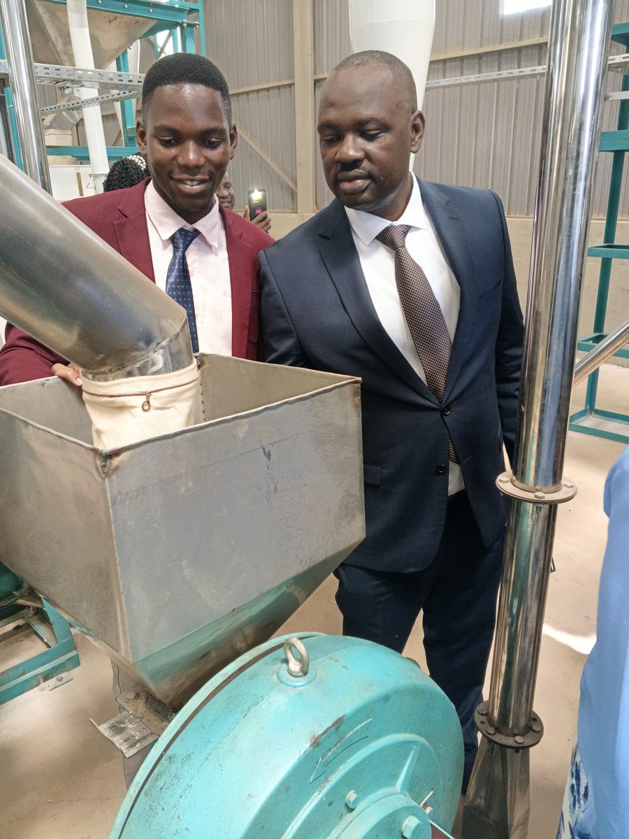 BuhinzaS55039's tweet photo. The Bunyoro Zonal Presidential Skilling Hub in Masindi is doing amazing work by offering the informal youth various skills that include carpentry, hair dressing, welding, building and construction, catering,shoe making etc.
I encourage all the youth to embrace this initiative . https://t.co/jnxO9teFJk