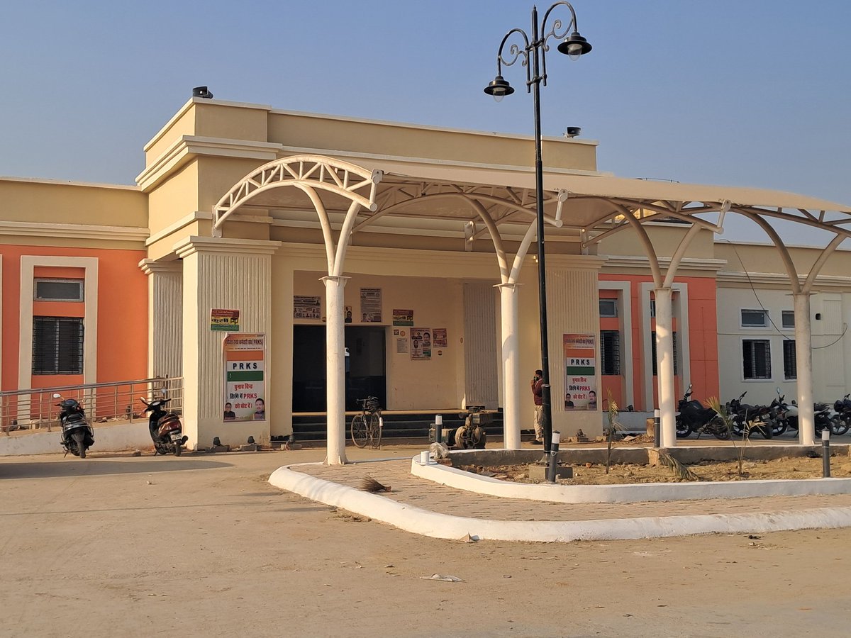 _Sunny_tripathi's tweet photo. Urgent request to @RailMinIndia, @AshwiniVaishnaw, &amp; @NERailwayGKP:

Passengers from Balrampur (BLP) face huge travel hurdles due to lack of direct train connectivity to Ayodhya, Varanasi, &amp; Prayagraj. https://t.co/ecx2p3e6Zj