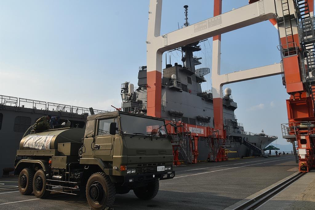 JMSDF_SDF's tweet photo. #くにさき　は八代港に、#げんかい　は三角港に係留し生活支援（給水、入浴、洗濯等）を実施続中です。本日午後、「はくおうII」が八代港に到着しました。
引き続き、熊本の皆様のため取り組んで参ります。
#はくおう #令和８年熊本地震 https://t.co/GCrsKObCuR