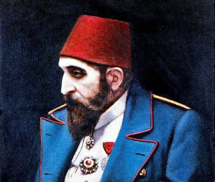 SonKaleVatn's tweet photo. Murat Bardakçı, Enver Paşa'nın hatıratında geçen üzücü olayı anlatıyor:

🔻Paşa'nın yazdığı çok enteresan bir şey var. 

🔻Makedonya tarafında bir yerde, bir Rus konsolos, geçtiği yerlerde Osmanlı askerlerinin kendisine selam vermesini istiyor. 

🔻Bir asker "Moskofa selam vermem" diyor.

🔻Herif kırbacıyla çocuğun suratına vuruyor, suratı parçalanıyor. 

🔻Çocuk da çekiyor silahı, konsolosu vuruyor. 

🔻Adam ölüyor orada. Kıyamet kopuyor, Divan-ı Harp toplanıyor. 

🔻Hem o nöbetçi askeri hem de bir arkadaşını idama mahkum ediyorlar. 

🔻Arkadaşının idama mahkum olmasının sebebi de mani olmaması.

🔻Enver Paşa'ya, idam mangasını kumanda görevi verilir. 

🔻Bir yolunu bulur görevi almaz. 

🔻Fakat seyretmeye gider. 

🔻Enver Paşa'nın dediği şudur aynen: "Ağlayarak seyrettim, kahroldum ve bunun tek bir müsebbibi vardır o da Abdülhamid'dir."