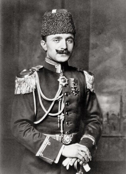 SonKaleVatn's tweet photo. Murat Bardakçı, Enver Paşa'nın hatıratında geçen üzücü olayı anlatıyor:

🔻Paşa'nın yazdığı çok enteresan bir şey var. 

🔻Makedonya tarafında bir yerde, bir Rus konsolos, geçtiği yerlerde Osmanlı askerlerinin kendisine selam vermesini istiyor. 

🔻Bir asker "Moskofa selam vermem" diyor.

🔻Herif kırbacıyla çocuğun suratına vuruyor, suratı parçalanıyor. 

🔻Çocuk da çekiyor silahı, konsolosu vuruyor. 

🔻Adam ölüyor orada. Kıyamet kopuyor, Divan-ı Harp toplanıyor. 

🔻Hem o nöbetçi askeri hem de bir arkadaşını idama mahkum ediyorlar. 

🔻Arkadaşının idama mahkum olmasının sebebi de mani olmaması.

🔻Enver Paşa'ya, idam mangasını kumanda görevi verilir. 

🔻Bir yolunu bulur görevi almaz. 

🔻Fakat seyretmeye gider. 

🔻Enver Paşa'nın dediği şudur aynen: "Ağlayarak seyrettim, kahroldum ve bunun tek bir müsebbibi vardır o da Abdülhamid'dir."