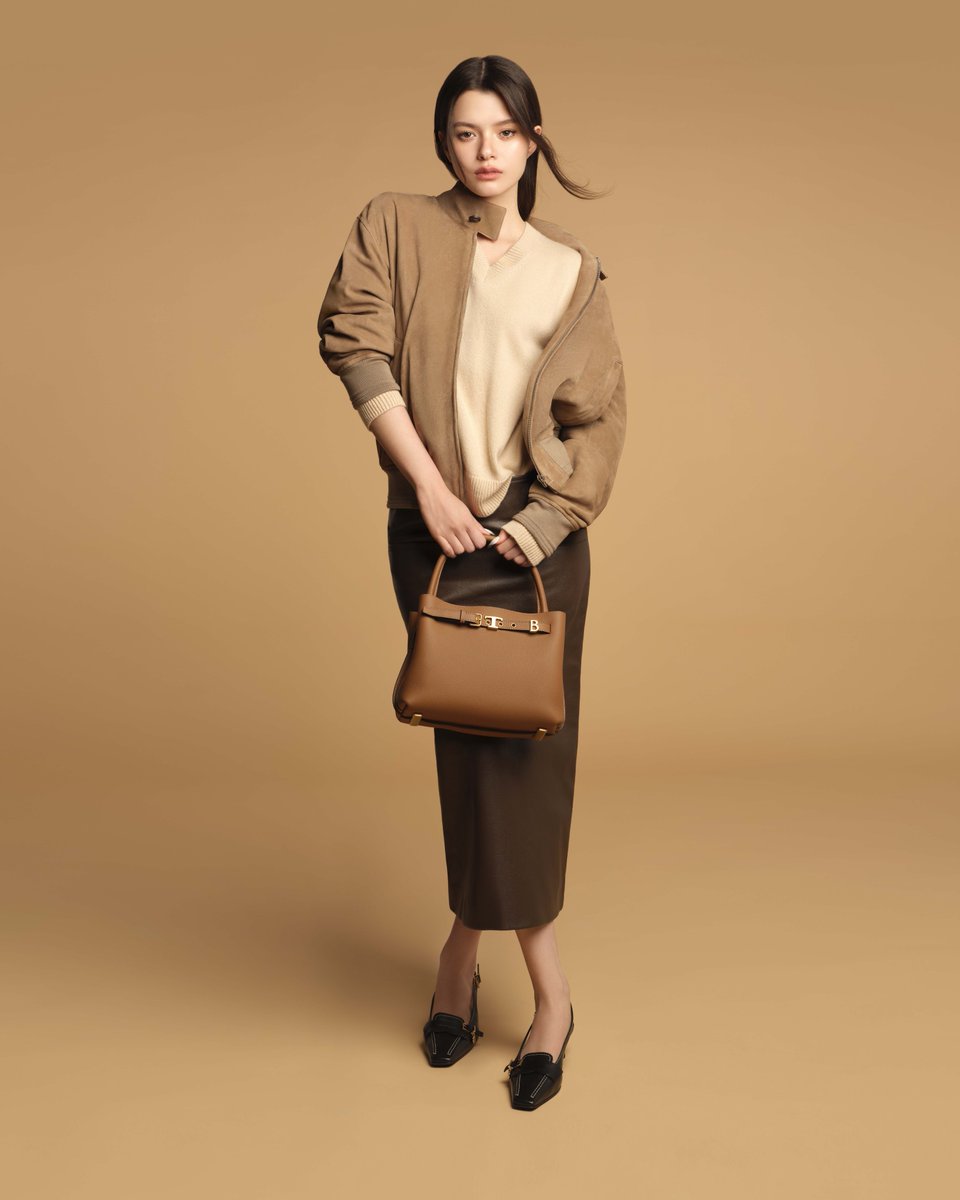 mayaonline2002's tweet photo. TOD’S #Tods แต่งตั้ง รีเบคก้า แพทรีเซีย อาร์มสตรอง #BeckyArmstrong เป็น BRAND AMBASSADOR คนล่าสุด #todsxbecky โดยเบ็คกี้จะปรากฏตัวอย่างเป็นทางการครั้งแรกในฐานะ Brand Ambassador ของ Tod’s ณ Milan Fashion Week ที่จะจัดขึ้นในวันที่ 25 กันยายน ค.ศ. 2026 

#beckysangels ได้เผยความรู้สึกของเธอในครั้งนี้ว่า “ขอบคุณสำหรับโอกาสสุดพิเศษนี้ รู้สึกมีความสุขอย่างยิ่งที่ได้เป็นส่วนหนึ่งของครอบครัว Tod’s และพร้อมสำหรับการเดินทางร่วมกันต่อจากนี้ค่ะ เบ็คกี้ชื่นชมผลงานของ Tod’s มาโดยตลอด ด้วยงานฝีมืออันประณีตที่ผสานเข้ากับความเรียบง่ายและสามารถสวมใส่ได้ในทุกวัน ความหรูหราอย่างเป็นธรรมชาตินี้คือสิ่งที่ทำให้ Tod's เป็นแบรนด์ที่พิเศษสำหรับเบ็คกี้ และเบ็คกี้รู้สึกตื่นเต้นเป็นอย่างมากกับการเริ่มต้นบทใหม่ร่วมกับ Tod's ค่ะ” 

การแต่งตั้งครั้งนี้ถือเป็นจุดเริ่มต้นของความร่วมมือครั้งสำคัญ ซึ่งผสานพลังอันโดดเด่นและมีชีวิตชีวาของเบ็คกี้ควบคู่ไปกับไลฟ์สไตล์แบบอิตาลีอันเป็นเอกลักษณ์และความสง่างามร่วมสมัยของ Tod's อีกด้วย.
