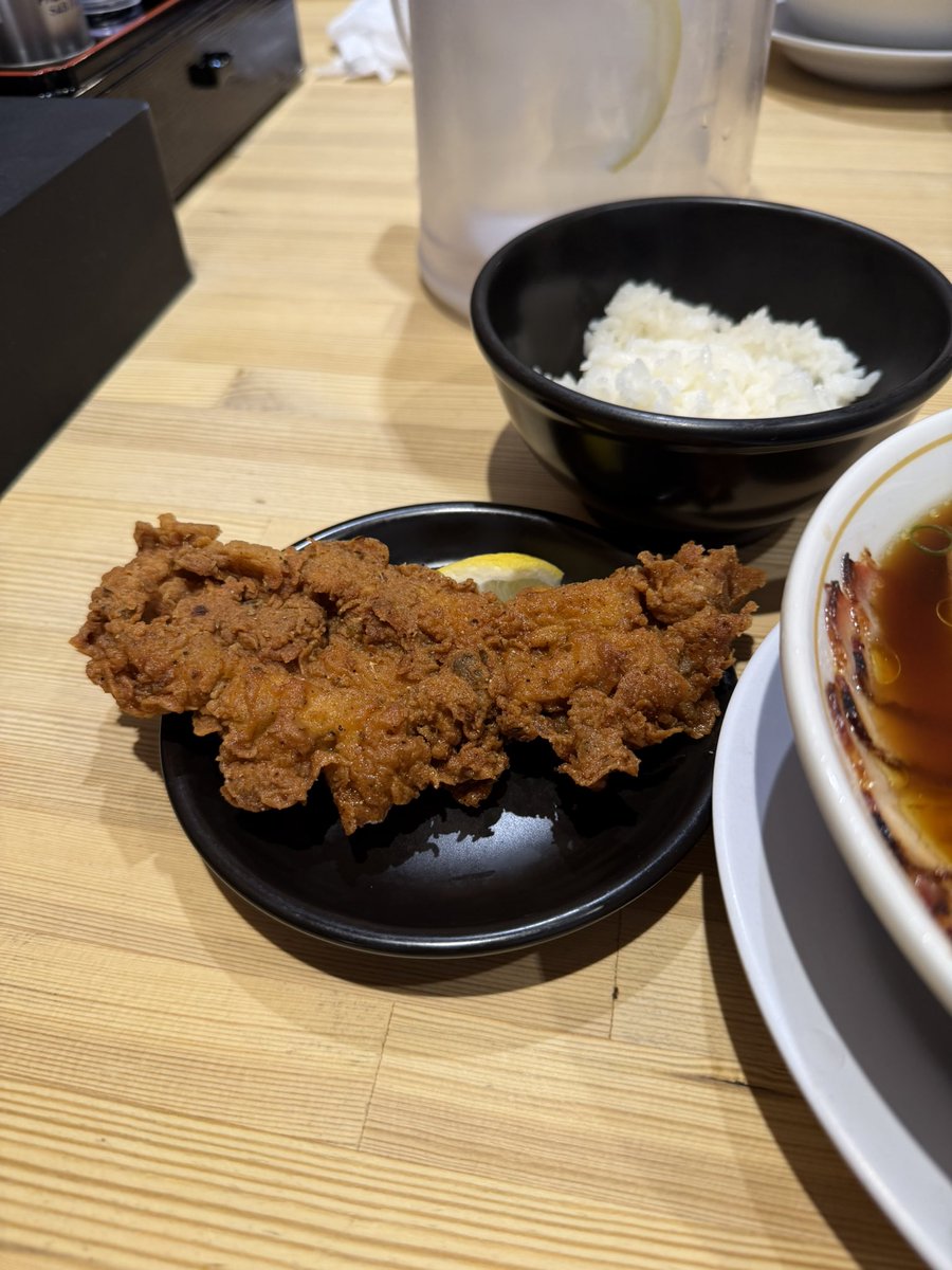 fhinra's tweet photo. #ramenaddict

ラーメンムギュVOL.1本店さんへ

[オニバラ黒]
TP
肉増し
フライドチキン
ごはん小

急にひらめき💡食べたくなって久しぶりに
ラーメンムギュVOL.1円町本店さんに🍜

黒をチョイス　甘み広がる優しく奥深い醤油スープに
ぱつんと食感細い目のストレート麺が相性良くマッチ
薄切りの柔らかいチャーシューたっぷり(肉増し)で
ごはんを肉で包みながら食べ進める
柔らかくジューシーパリパリっとフライドチキンも
間違いない美味しさ👍

ちょい食べ過ぎた🤣満足度MAX腹パンランチ
あ〜美味しかった😋

#京都ラーメン
#京都ランチ
#ramenhunt
#ラーメンムギュ