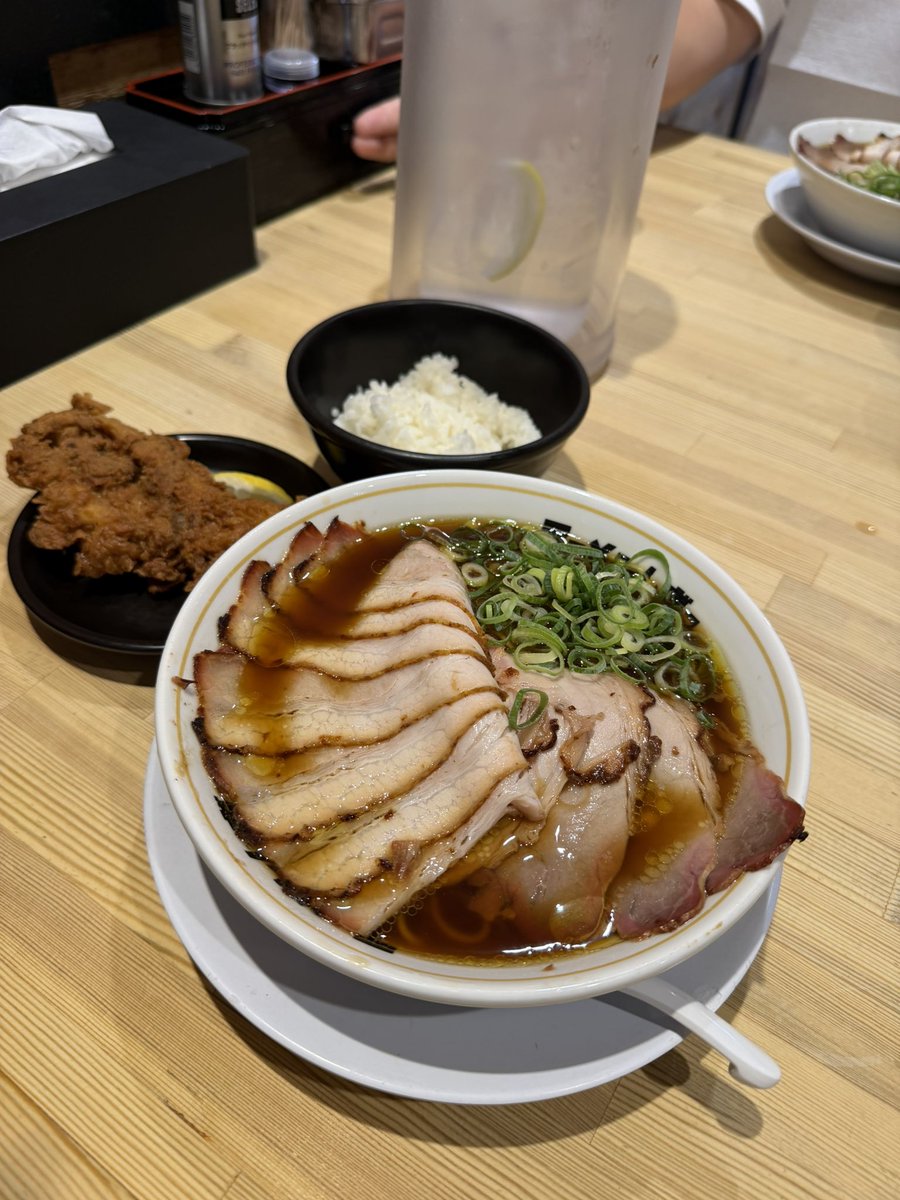fhinra's tweet photo. #ramenaddict

ラーメンムギュVOL.1本店さんへ

[オニバラ黒]
TP
肉増し
フライドチキン
ごはん小

急にひらめき💡食べたくなって久しぶりに
ラーメンムギュVOL.1円町本店さんに🍜

黒をチョイス　甘み広がる優しく奥深い醤油スープに
ぱつんと食感細い目のストレート麺が相性良くマッチ
薄切りの柔らかいチャーシューたっぷり(肉増し)で
ごはんを肉で包みながら食べ進める
柔らかくジューシーパリパリっとフライドチキンも
間違いない美味しさ👍

ちょい食べ過ぎた🤣満足度MAX腹パンランチ
あ〜美味しかった😋

#京都ラーメン
#京都ランチ
#ramenhunt
#ラーメンムギュ
