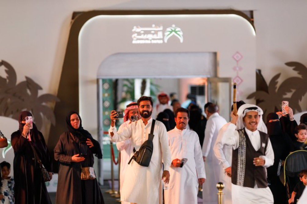 MCDMARKET's tweet photo. في #موسم_تمور_المدينة، يلتقي الفن بالمتعة والتذوق، لتتجدد تج��بة الزوار بروح تنبض بالجمال.

#سوق_المدينة_للتمور https://t.co/2VLVA45WG6