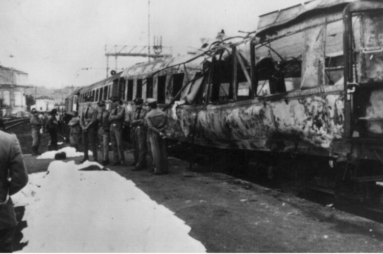 claudio_vergni's tweet photo. Alle ore 1.32 del 4 agosto 1974 una bomba esplode sul treno Italicus nei pressi di San Benedetto Val di Sambro (Bo).
12 morti e 48 feriti. Nessun colpevole, ma noi sappiamo chi è…Stato.
Praticare nuova Resistenza. https://t.co/11qzfHm0Lh