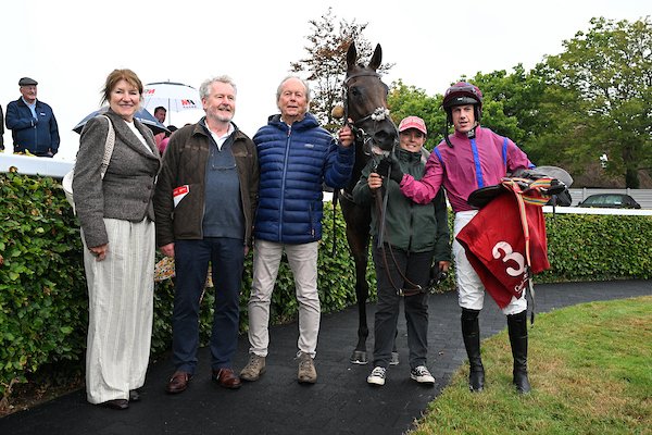 WillieMullinsNH's tweet photo. A treble for team Closutton yesterday @corkracecourse🏇

Easter Bonnet for @T_Bloodstock 
Livio for the Why Not Partnership 
Green Style for Simon Munir &amp; Isaac Souede

Congratulations to all connections👏

📸 @patcashhealy https://t.co/8qUoK91Cx3