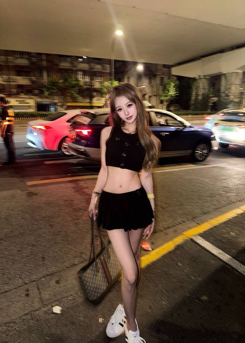 dunkwudi666's tweet photo. 预告预告 高颜值贝壳头在读大学生
大家想看她穿什么鞋做爱 https://t.co/URUlGkd6Sg