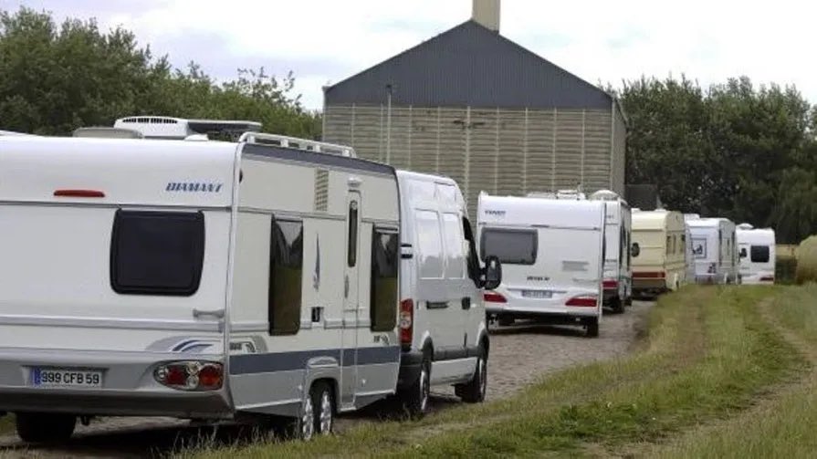 PoliceRealites's tweet photo. Corse-du-Sud : des gens du voyage délogés d’un terrain de rugby par les habitants en moins d’une heure

À Sarrola-Carcopino, le Rugby club ajaccien a dû mobiliser près de 200 personnes pour faire évacuer des caravanes installées sans autorisation sur son stade.

Une intrusion découverte au petit matin

Dimanche 2 août, aux alentours de 10 heures, Jean-Noël Cousin, membre du comité directeur du Rugby club ajaccien et responsable de l’entretien du stade, reçoit un appel l’alertant d’une occupation suspecte sur le terrain du club, situé au lieu-dit Mizana. Il se rend immédiatement sur place avec la présidente de la structure, Marie Voglimacci.

Selon ses explications, plusieurs véhicules et caravanes en provenance de Propriano se seraient introduits sur le site en forçant le portail d’accès, relate Corse matin. “Je me suis occupé de l’arrosage du terrain à 5h30 ce matin-là et j’ai fermé le cadenas en partant. Il avait disparu à mon retour”, précise le responsable, alors que les occupants contestaient de leur côté toute infraction.

Une mobilisation rapide et massive

L’information circule très vite sur les réseaux sociaux. En quelques dizaines de minutes, entre 150 et 200 sympathisants du club convergent vers le stade pour soutenir les dirigeants et exiger le départ des occupants. La tension monte mais aucun débordement n’est signalé, selon les autorités présentes sur place, représentées par l’élu d’astreinte Charles Voglimacci.

D’après Jean-Noël Cousin, un porte-parole des occupants aurait proposé de rester une semaine supplémentaire en échange d’une compensation financière. Une offre rejetée par les responsables du club. “Nous mettons tout notre cœur pour entretenir ce stade, pour nos enfants et nos adhérents. Nous avons été respectueux, mais fermes”, résume-t-il, évoquant également le risque de dégradation des canalisations d’arrosage enterrées, menacées par l’installation de tentes.

Après environ une heure d’occupation, les véhicules et caravanes ont finalement quitté les lieux, sous la surveillance des gendarmes dépêchés pour garantir le bon déroulement de l’évacuation. Le stade accueille actuellement les entraînements bihebdomadaires des séniors du club, avant la reprise officielle de la saison en septembre.

Le problème structurel des aires d’accueil

Au-delà de l’incident, cet épisode remet en lumière une carence ancienne : l’absence d’aire d’accueil dédiée aux gens du voyage sur le territoire de la Communauté d’agglomération du Pays ajaccien (Capa). Depuis une loi du 5 juillet 2000, les communes de plus de 5 000 habitants et les intercommunalités compétentes ont l’obligation légale d’aménager, d’entretenir et de gérer de telles aires, conformément à un schéma départemental. Vingt-six ans après l’entrée en vigueur de ce texte, la Capa n’a toujours pas rempli cette obligation.
La collectivité se défend en indiquant que son président, Stéphane Sbraggia, aurait adressé quatre courriers à la préfecture et à la Collectivité de Corse pour relancer les discussions, sans obtenir de réponse. L’État exigerait la mise à disposition d’un terrain de quatre hectares, une surface jugée disproportionnée par la Capa, qui souhaiterait solliciter une dérogation pour proposer, dans un premier temps, un hectare.

Des solutions transitoires compliquées

Face à l’urgence, Charles Voglimacci a proposé aux personnes délogées de rejoindre un terrain habituellement occupé chaque été par une autre communauté de gens du voyage, à proximité de la station d’épuration de Campo dell’Oro. Une offre déclinée, les intéressés invoquant des tensions entre communautés. “Je l’entends, mais ce n’est pas à la communauté d’agglomération de supporter cela”, regrette l’élu.
Une autre piste évoquée concerne un agriculteur de la région ajaccienne, qui aurait proposé de mettre à disposition une parcelle contre 5 000 euros pour une semaine. Aucune solution pérenne n’a pour l’instant été trouvée.