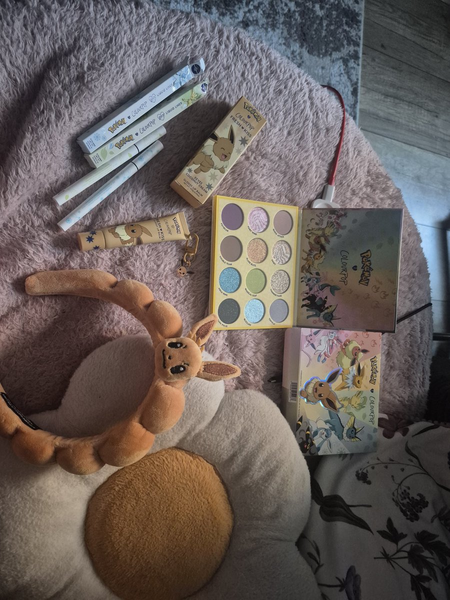ghoostyn's tweet photo. Nie moge sie napatrzeć na te kolekcje z eevee 😭 https://t.co/bZ5ovqfl4a