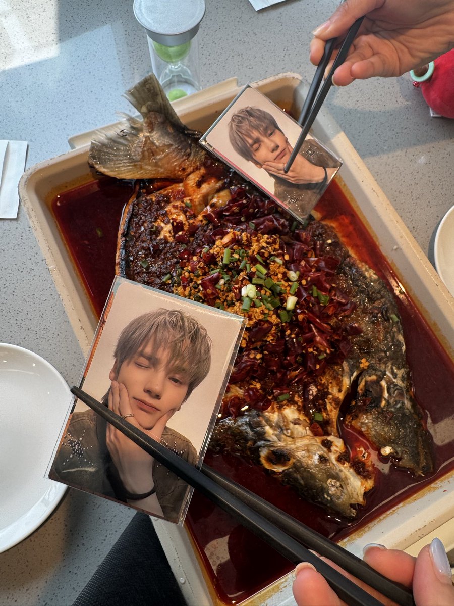 1like3tree's tweet photo. 맛있게 호로롤로.. 😋

#VR #투모로우바이투게더
#닝보어 #휴우우우우우닝
#마라맛 #휴닝어택
#연준오빠_해외출장중 👋🏻 https://t.co/PM1JdR4FTw