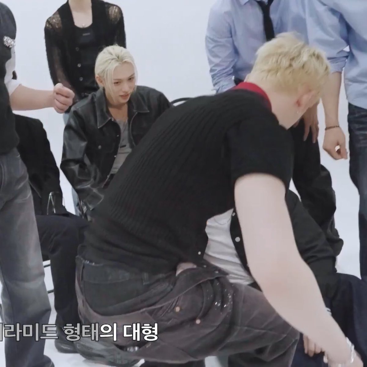 gnabnahc97chris's tweet photo. i got distracted by chan’s pants for a second… https://t.co/LxuxbeuEqU