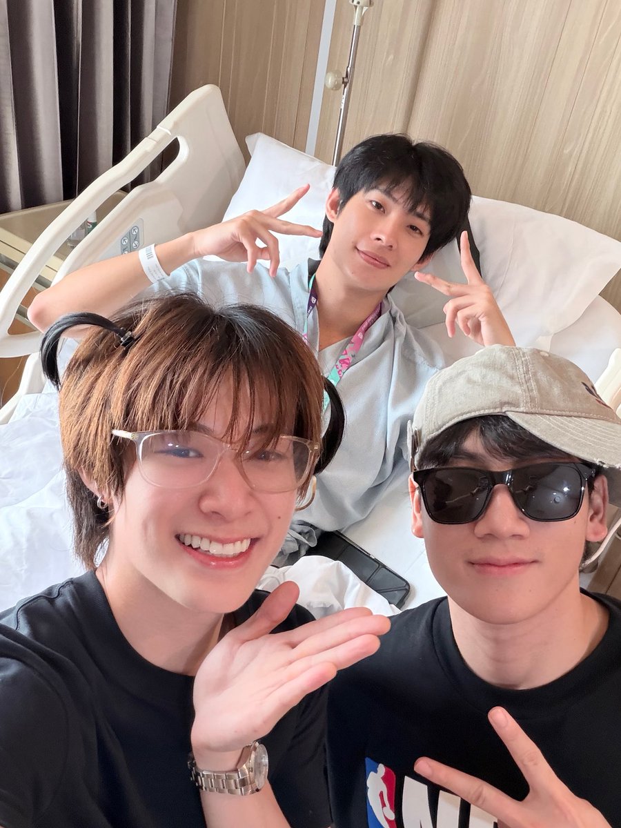 natasittttt's tweet photo. มาหาแล้วนะโบรร๋ หายไวๆเด้อคนเก่งของปะป๊าหมู เห็นเพื่อนยิ้มออกก็สบายใจครับ

#GetwellsoonTutorKrp
#TutorKrp https://t.co/dBE5Ppj1bE